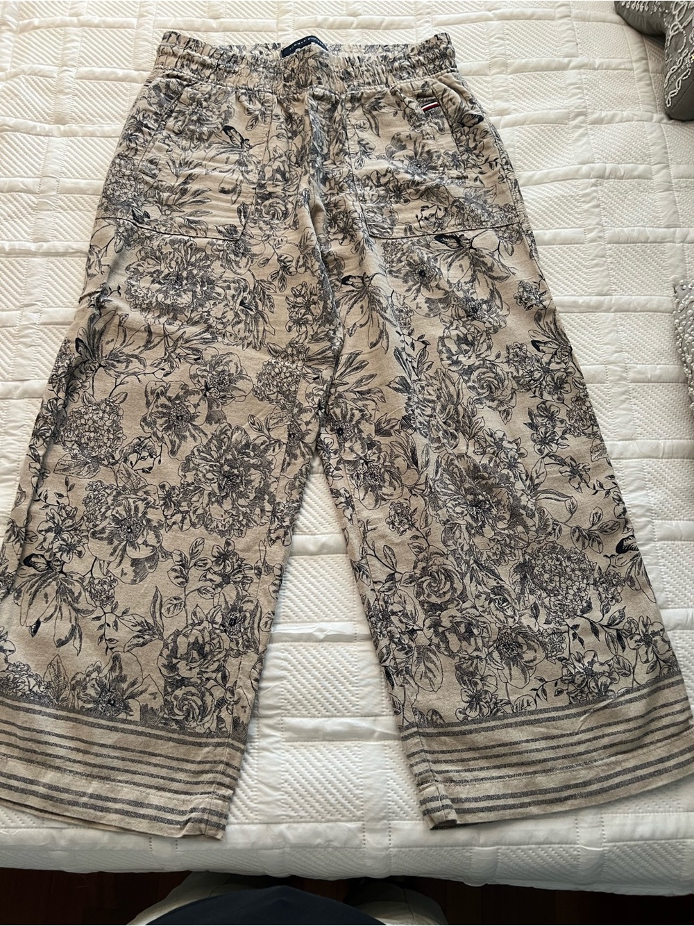 Tommy Hilfiger Navy Print on Cream Elastic-Waist Crop Pants